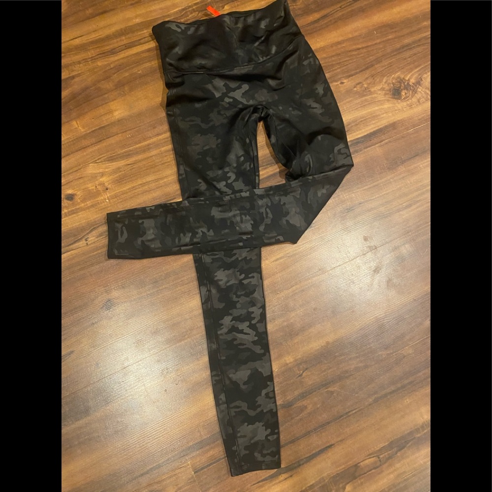 Spanx size medium camo tummy control leggings
